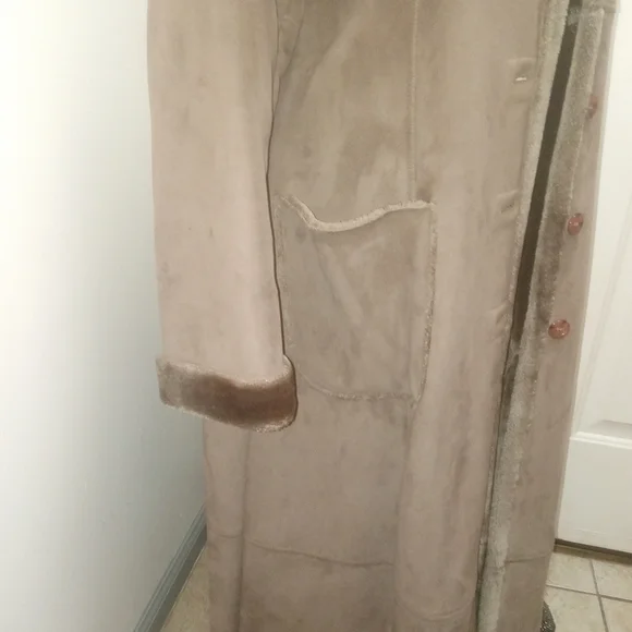 Woman's  Coat - Picture 4 of 5